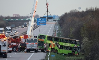 Nach schwerem Busunfall bei Leipzig: Identitt der vier Toten noch nicht geklrt