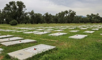 Friedhof auf Lesbos im Mittelmeer ertrunkenen Flchtlingen gewidmet