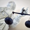 Anklage gegen sieben Klinikmitarbeiter nach Feuertod von fixiertem Mann in Notaufnahme