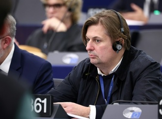 ''Politbarometer'': Mehrheit sieht Spionage-Gefahr - AfD in EU-Umfrage bei 15 Prozent