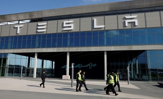 Proteste gegen Tesla in Brandenburg: Polizei verhindert Vordringen auf Werksgelnde