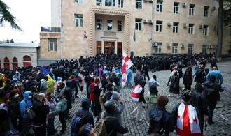 Proteste in Georgien: Demonstranten harren vor Parlament in Tiflis aus