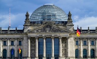 Drohne flog mit russischer Fahne am Reichstagsgebude in Berlin