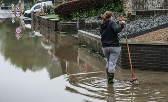 berschwemmungen setzen auch Teile von Belgien und Ostfrankreich unter Wasser