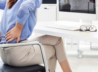 Rückenschmerzen - Büroeinrichtung am Arbeitsplatz oft mangelhaft