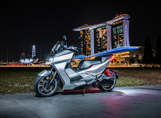 Vollelektrischer Großroller Scorpio Electric X1