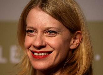 Caroline Peters blickt mit Sorge auf aktuelle Krisen