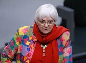 Claudia Roth will Theater als Orte der Demokratie würdigen