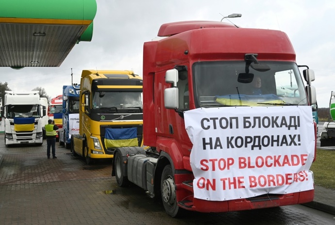Ukraina – „Musimy być bardzo ostrożni”: Baerbock martwi się antyukraińskimi protestami w Polsce
