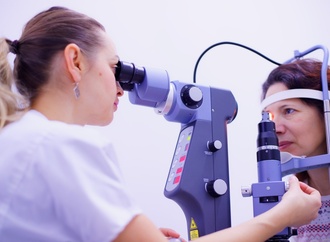 Schwarze Punkte vor den Augen: Wann zum Augenarzt?