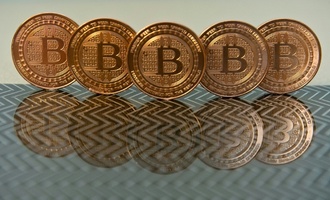 Bitcoin knackt 60.000-Dollar-Marke - Kurs nähert sich Höchststand