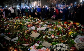 Hunderte Menschen gedenken Nawalnys vor russischer Botschaft in Berlin