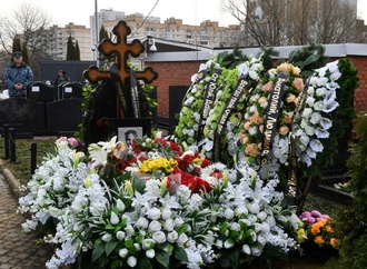 Trauernde erinnern an Nawalny 40 Tage nach dessen Tod an Grab in Moskau