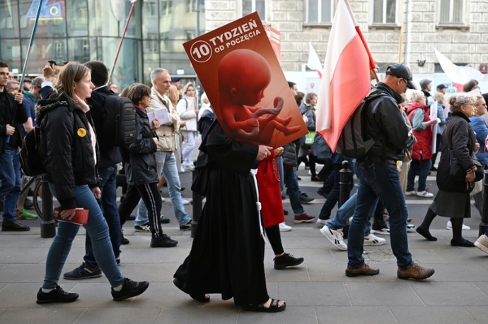 Polityka – Polska: Projekty ustaw reformujących prawo aborcyjne przeszły w parlamencie pierwszą przeszkodę