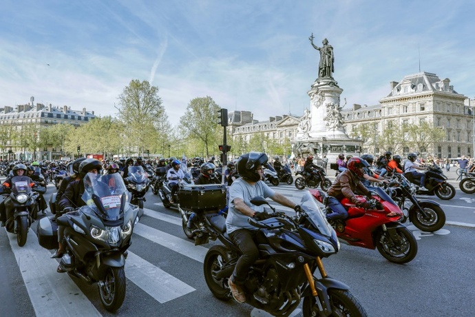 France – Des milliers de motocyclistes manifestent à Paris contre la nouvelle exigence du CT