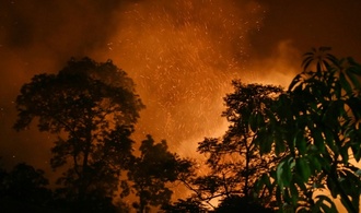 Feuerwehr in Nepal kmpft gegen Waldbrand nahe der Hauptstadt Kathmandu