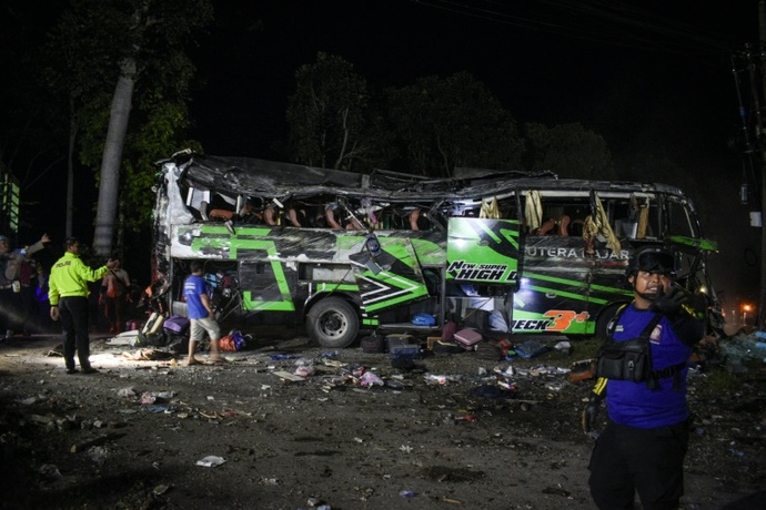 Titik Panas Ketegangan – Sedikitnya 11 orang tewas dalam kecelakaan bus sekolah di Indonesia