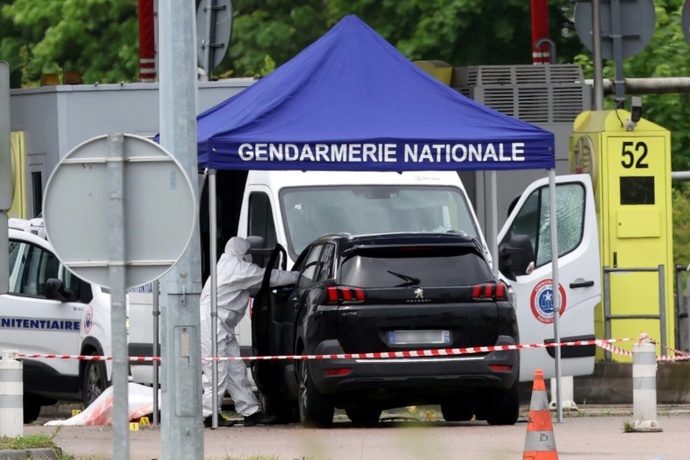 APERÇU – Deux agents des forces de l'ordre tués dans l'attaque d'un camion de transport pénitentiaire en France