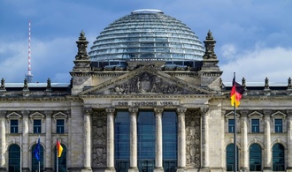Drohne flog mit russischer Fahne am Reichstagsgebude in Berlin