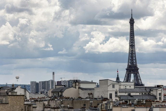 France – Cercueils déposés près de la Tour Eiffel – Trois hommes arrêtés