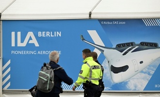 Airbus stellt in Berlin neue Drohne zur Begleitung von Kampfjets vor