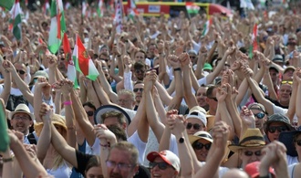 Zehntausende Menschen bei Kundgebung von  Oppositionspolitiker Magyar in Ungarn