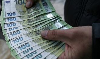 Geldbeutel auf Autodach vergessen: Finder bringt 1300 Euro Bargeld zur Polizei