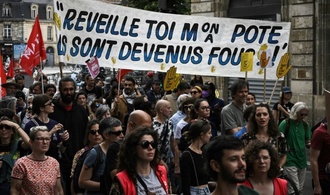 Vor Wahl in Frankreich: Feministische Demonstration gegen Rechtsauenparteien