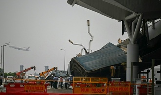 Dach von Flughafen in Neu Delhi strzt teilweise ein - ein Toter