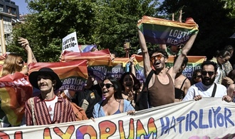 Hunderte gehen trotz Verbots bei Pride-Parade in Istanbul auf die Strae