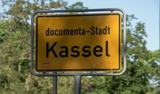 ber Kupplung gestiegen: Mann gert in Kassel unter Straenbahn und stirbt