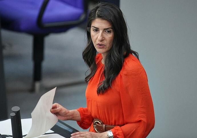 Gesellschaft Güler nennt Faesers WolfsgrußKritik