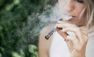 Die Wahl der E-Zigarette: Prefilled Pod System oder nachfllbare E-Liquid-Variante?
