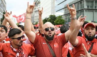 Wolfsgru auch im Olympiastadion - Erdogan verfolgt Spiel vor Ort