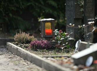 Sterbefallzahlen im Juni leicht über Niveau der Vorjahre