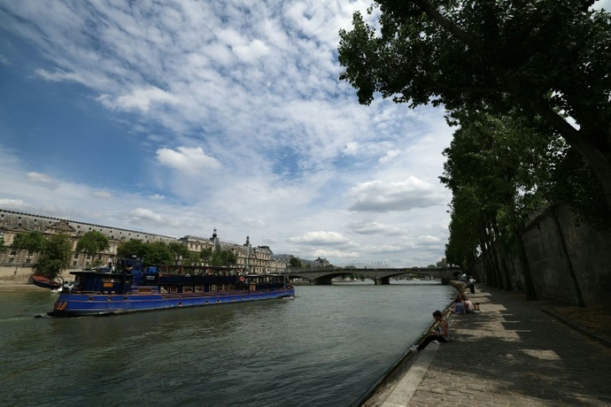 France – Le ministre français des Sports prend un bain public dans la Seine