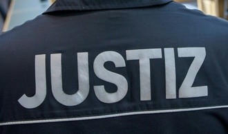 Vater und Onkel auf Strae erstochen: 32-Jhriger in Hamburg vor Gericht