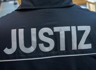 Vater und Onkel auf Strae erstochen: 32-Jhriger in Hamburg vor Gericht