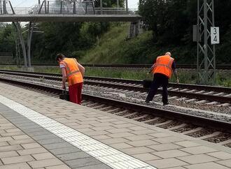 Deutsche Bahn will bei Reinigung von Gleisen in Bahnhöfen sparen