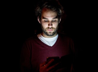 Die Gefahren digitaler Bildschirme: Wie sich Blaulicht auf Ihre Gesundheit auswirkt