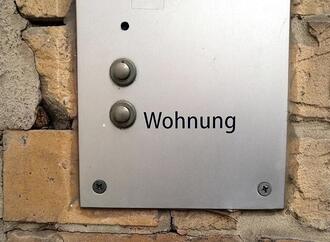 Rund 220.000 Personen aus Familienhaushalten wohnungslos