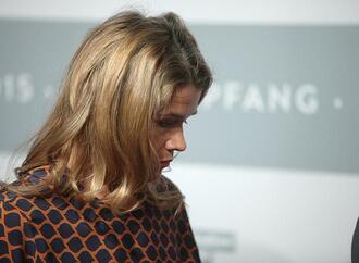 Anke Engelke gibt sich im Ausland als Lehrerin aus