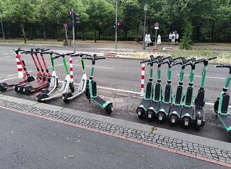 Böhmermann will mit E-Scooter von Köln nach Chemnitz fahren