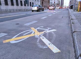 ADFC fordert Ende von Radfahrstreifen in der Mitte der Fahrbahn