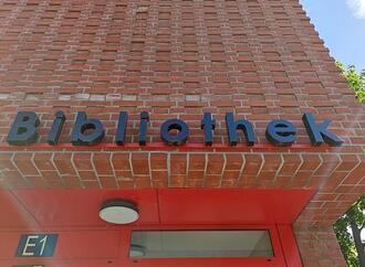 Gericht erlaubt kritische Hinweise in Bibliotheksbüchern