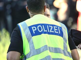 Auto fährt in Stuttgart in Menschengruppe