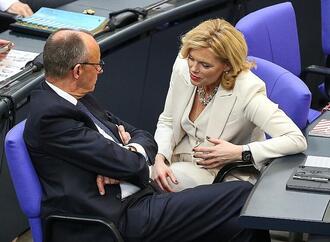 Klöckner und Merz nehmen an Amtseinführung von Papst Leo XIV. teil