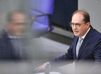 Dobrindt will Asylrecht im Grundgesetz nicht ''infrage stellen''