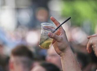 Gesundheitsminister fordern Verbot von begleitetem Alkoholkonsum