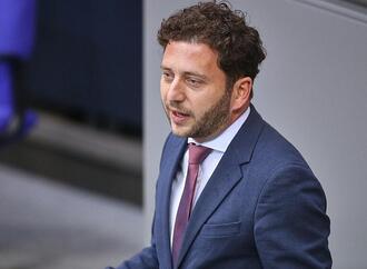 Banaszak will Klimaabgabe für Gaskonzerne und Klimasoli für Reiche